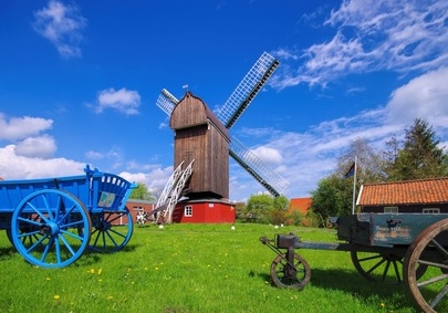 Bild zeigt die Dornumer Bockwindmühle